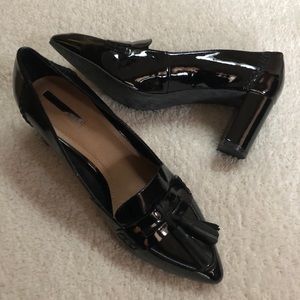 Tahari patent leather w/ tassel
